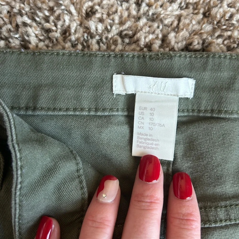 Shorts - Picture 2 of 3